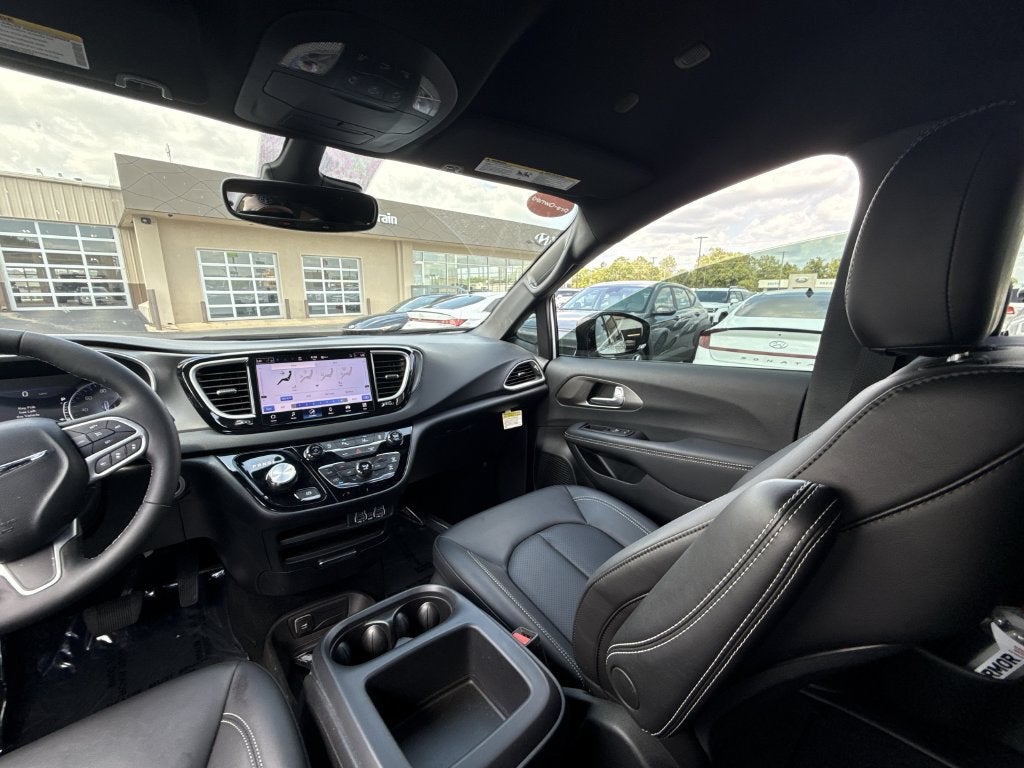 2025 Chrysler Voyager LX