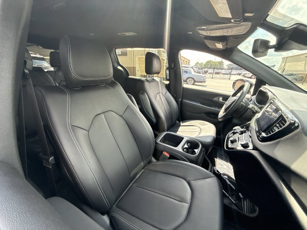 2025 Chrysler Voyager LX