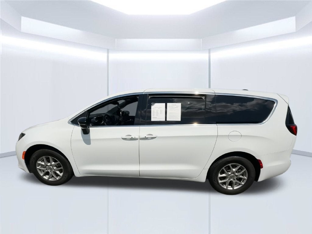 2025 Chrysler Voyager LX