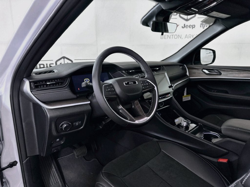 2027 Jeep Grand Cherokee GRAND CHEROKEE LAREDO ALTITUDE 4X2