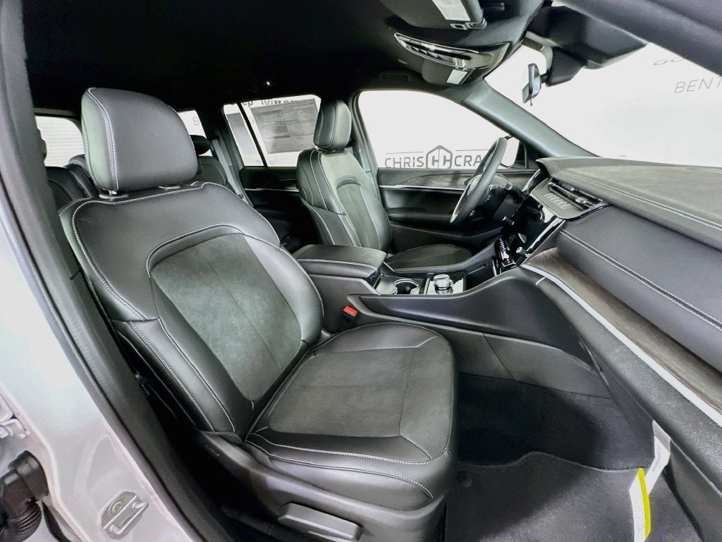 2027 Jeep Grand Cherokee GRAND CHEROKEE LAREDO ALTITUDE 4X2