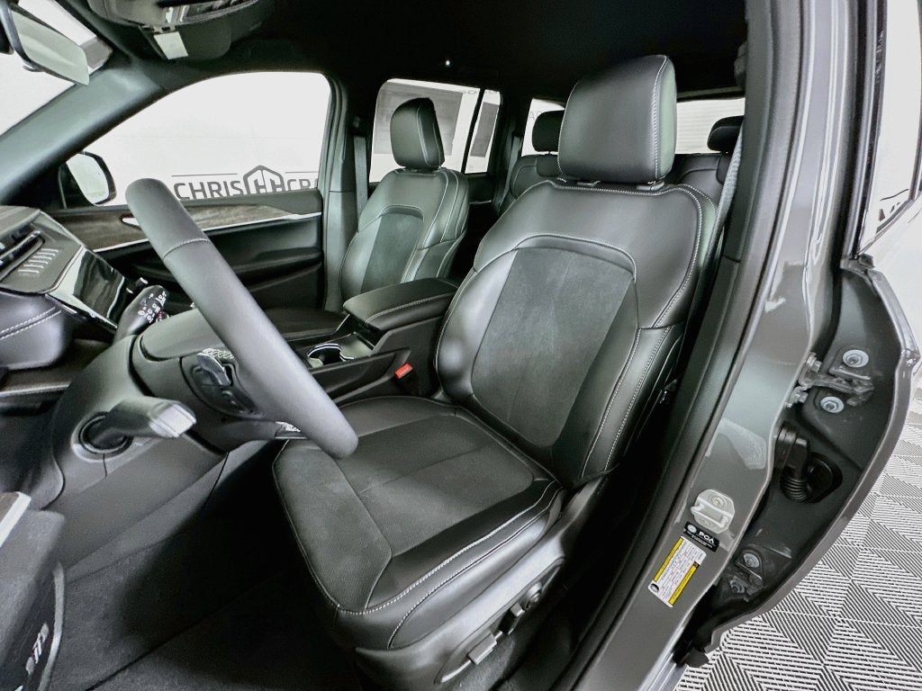 2027 Jeep Grand Cherokee GRAND CHEROKEE LAREDO ALTITUDE 4X2
