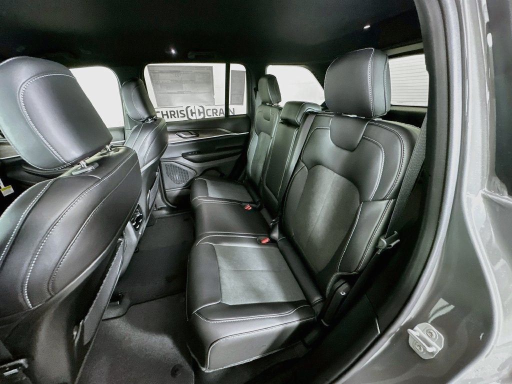2027 Jeep Grand Cherokee GRAND CHEROKEE LAREDO ALTITUDE 4X2