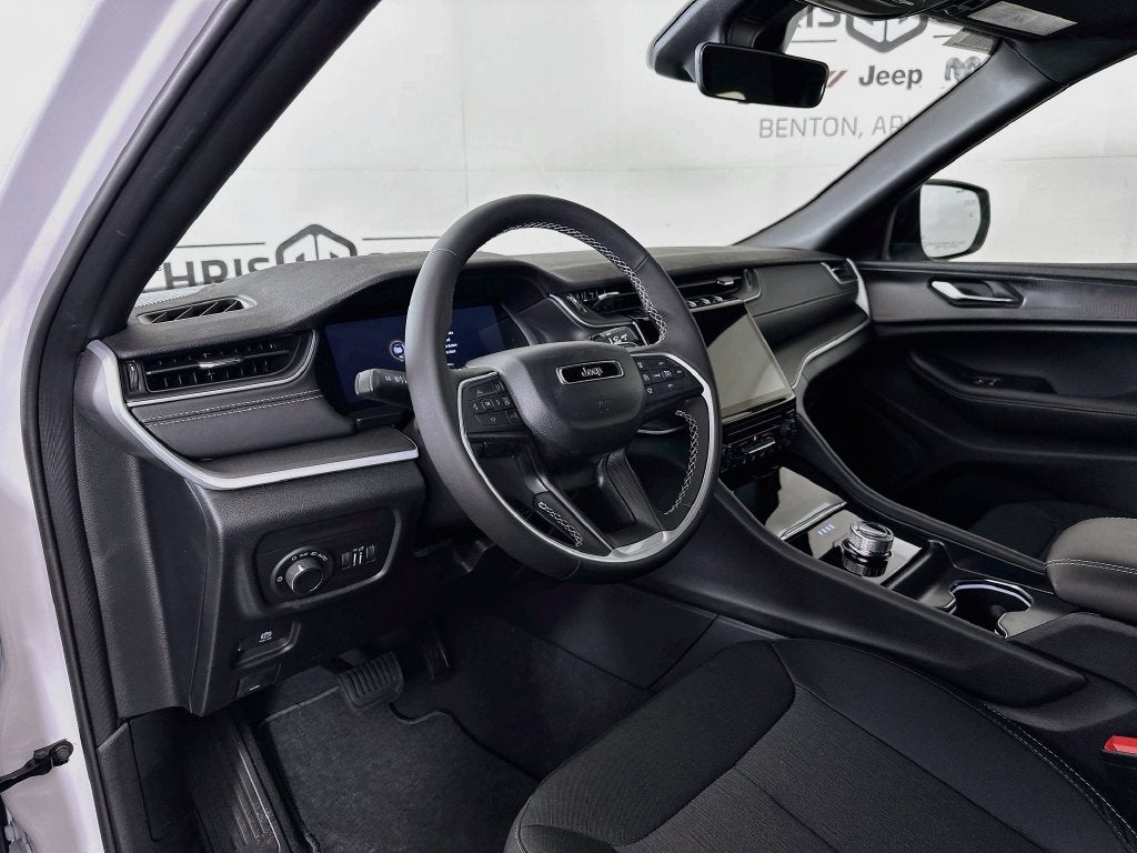2027 Jeep Grand Cherokee GRAND CHEROKEE LAREDO 4X4