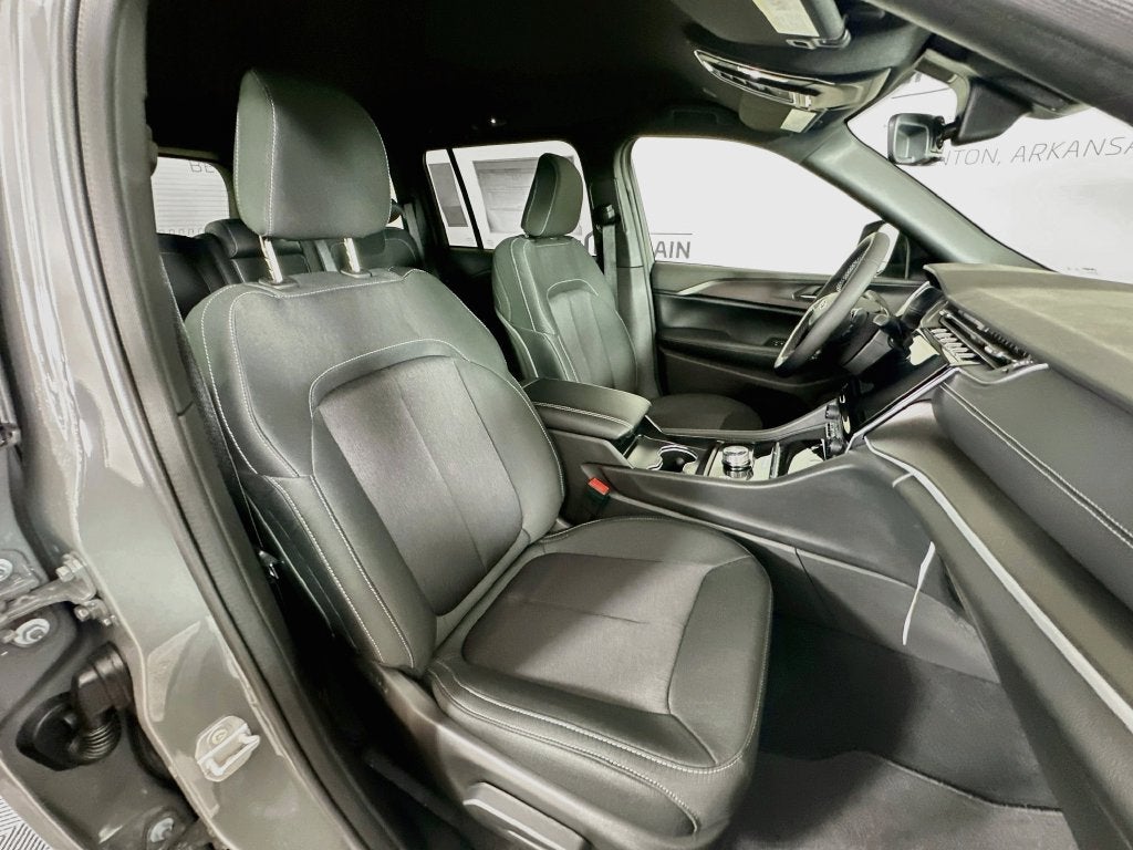 2027 Jeep Grand Cherokee GRAND CHEROKEE LAREDO 4X4
