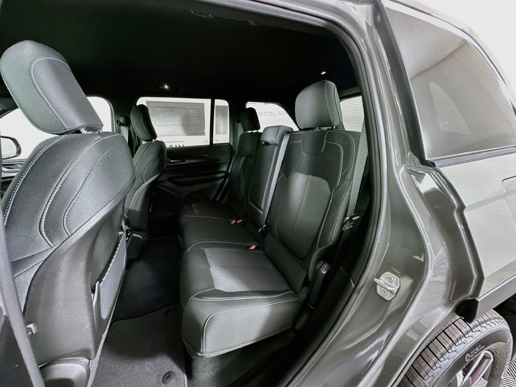 2027 Jeep Grand Cherokee GRAND CHEROKEE LAREDO 4X4