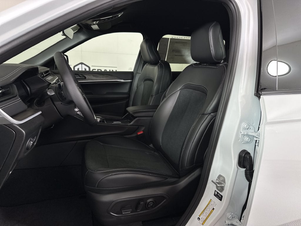 2027 Jeep Grand Cherokee GRAND CHEROKEE L LAREDO ALTITUDE 4X2