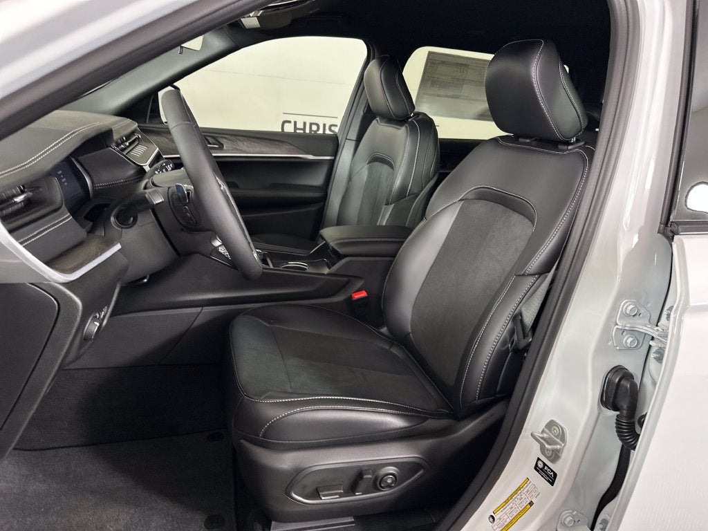 2027 Jeep Grand Cherokee L Laredo Altitude