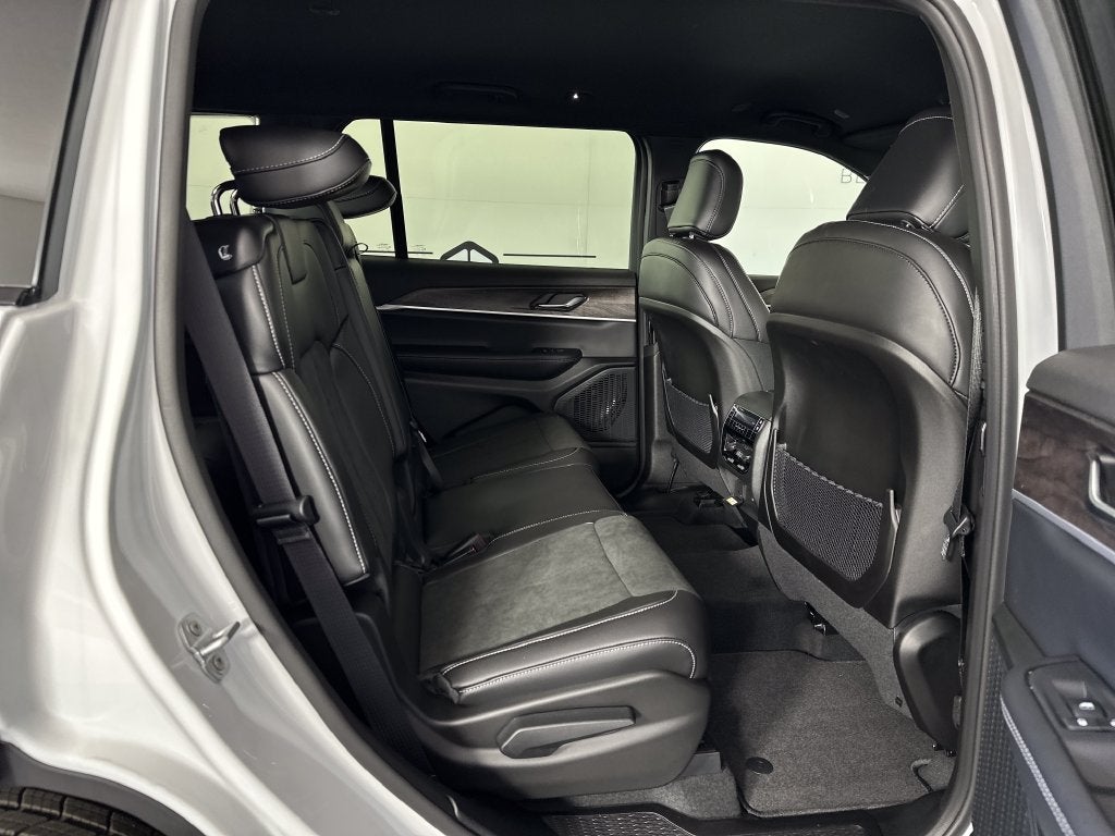 2027 Jeep Grand Cherokee L Laredo Altitude