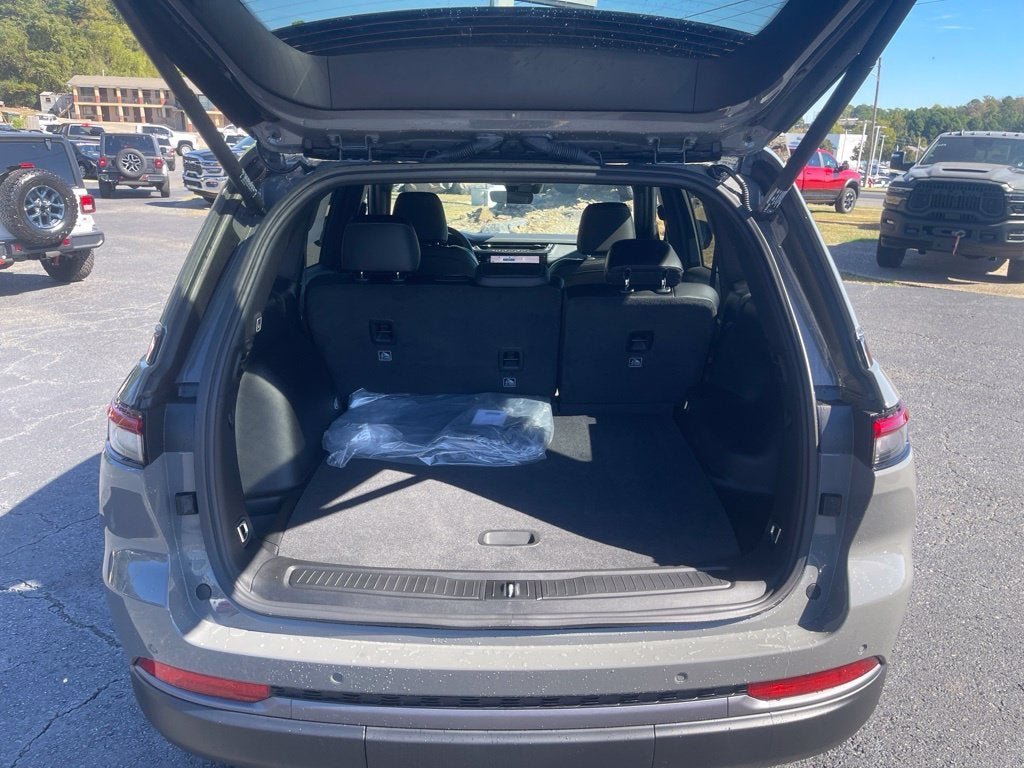 2027 Jeep Grand Cherokee GRAND CHEROKEE LAREDO ALTITUDE 4X2