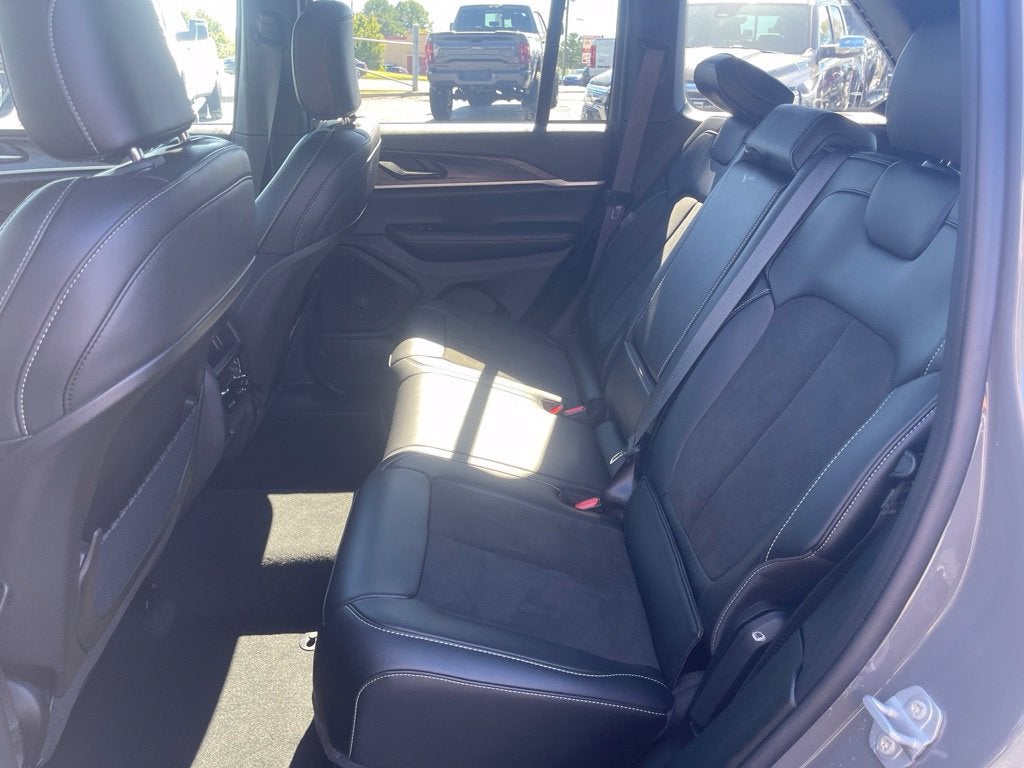2027 Jeep Grand Cherokee GRAND CHEROKEE LAREDO ALTITUDE 4X2