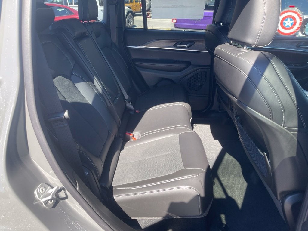 2027 Jeep Grand Cherokee GRAND CHEROKEE LAREDO ALTITUDE 4X2