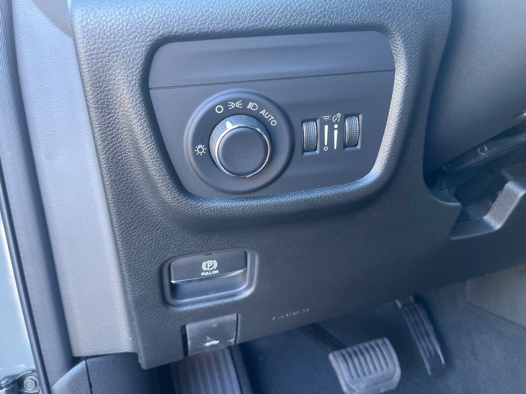 2027 Jeep Grand Cherokee GRAND CHEROKEE LAREDO ALTITUDE 4X2