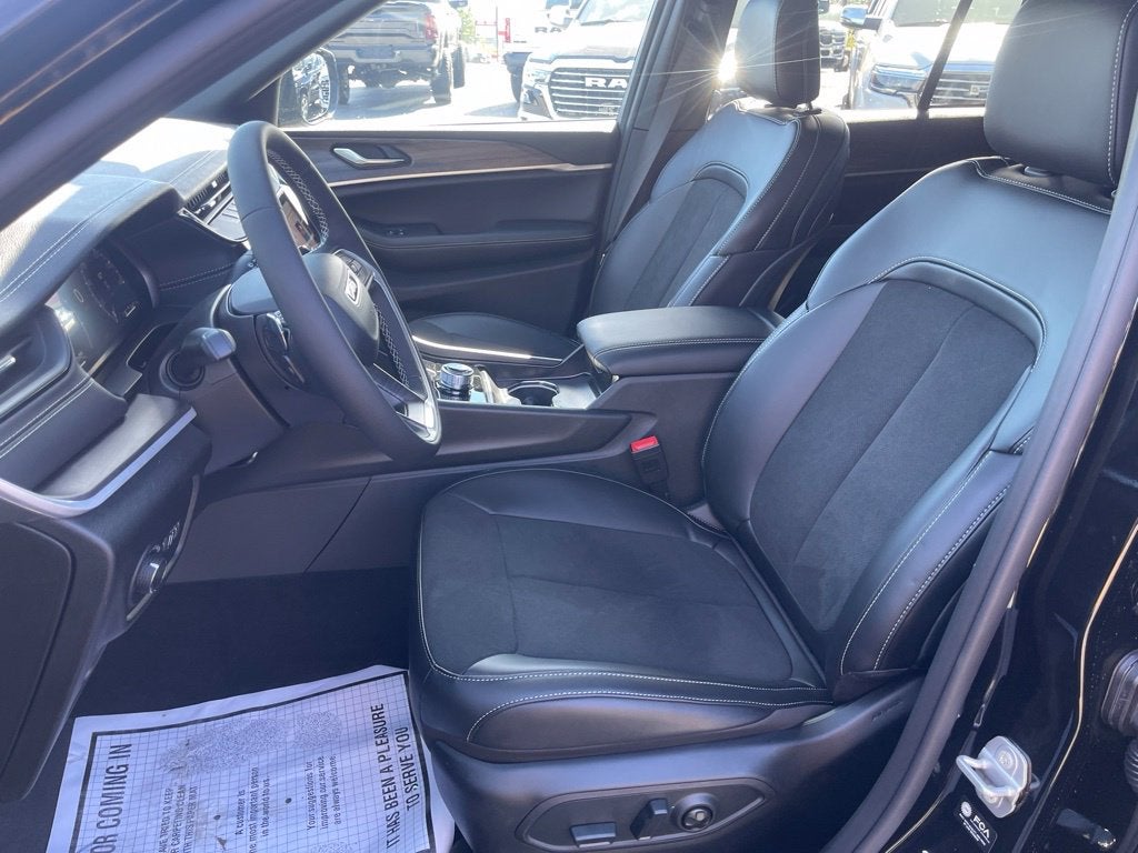 2027 Jeep Grand Cherokee GRAND CHEROKEE LAREDO ALTITUDE 4X2
