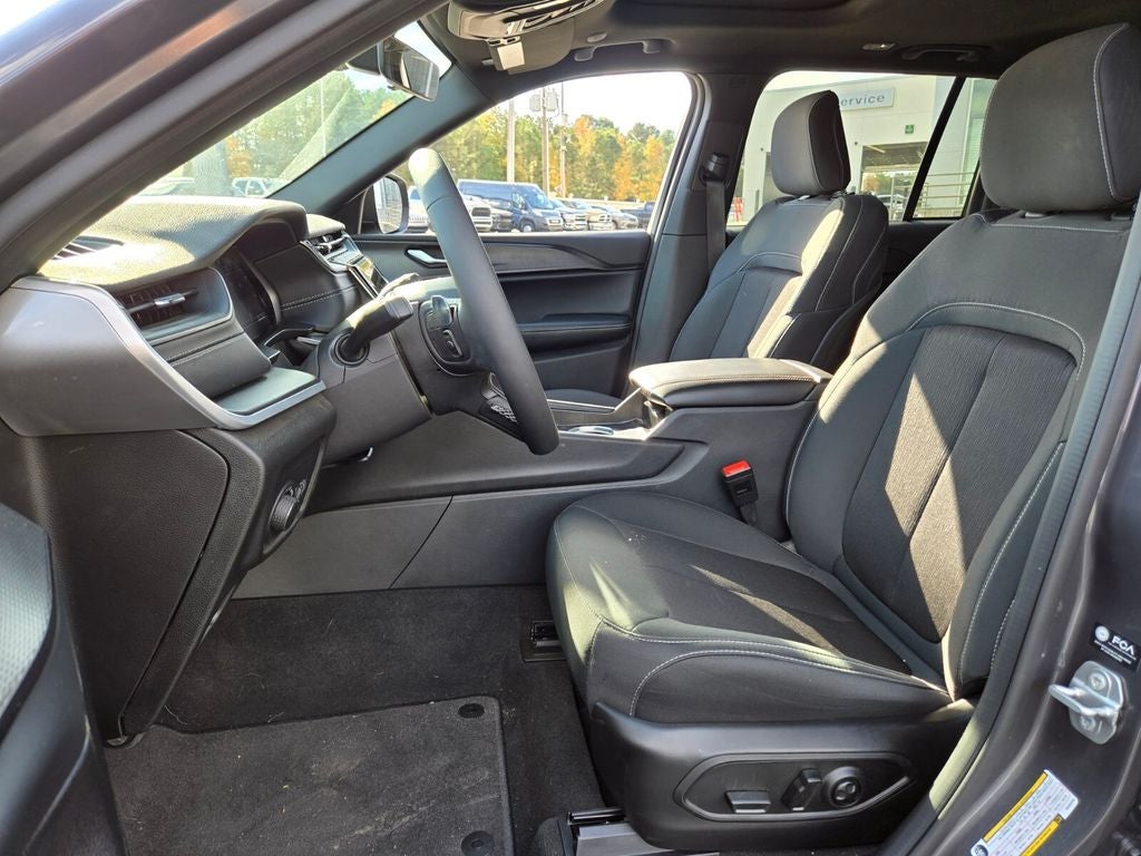 2025 Jeep Grand Cherokee GRAND CHEROKEE LAREDO X 4X4