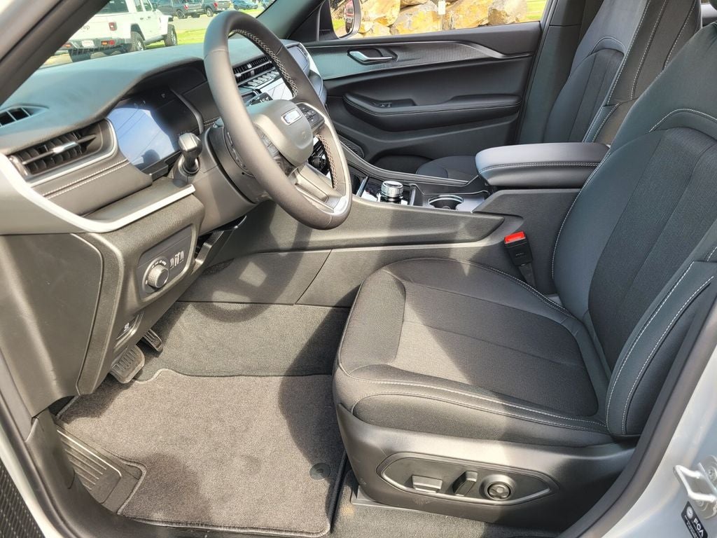 2025 Jeep Grand Cherokee GRAND CHEROKEE L LAREDO 4X2