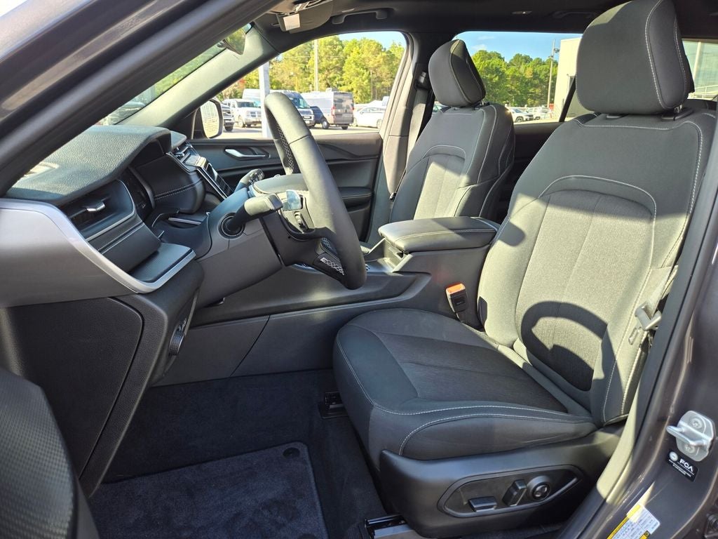 2025 Jeep Grand Cherokee GRAND CHEROKEE L LAREDO X 4X4