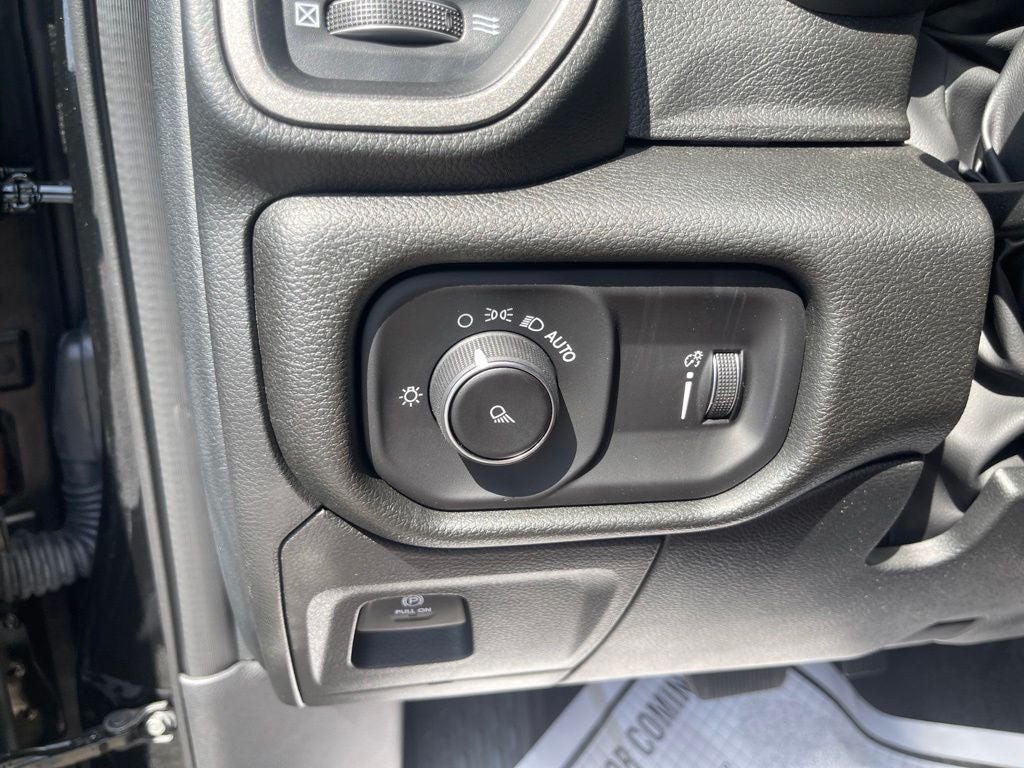 2026 RAM 1500 RAM 1500 TRADESMAN QUAD CAB 4X4 6'4' BOX