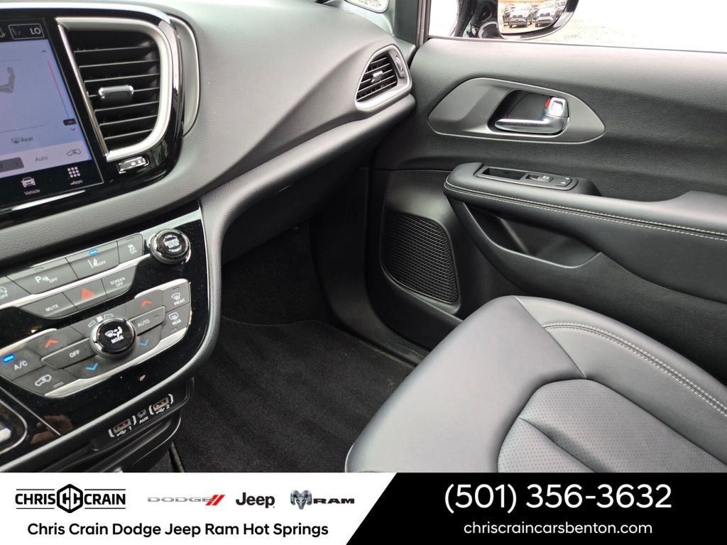 2025 Chrysler Pacifica Select