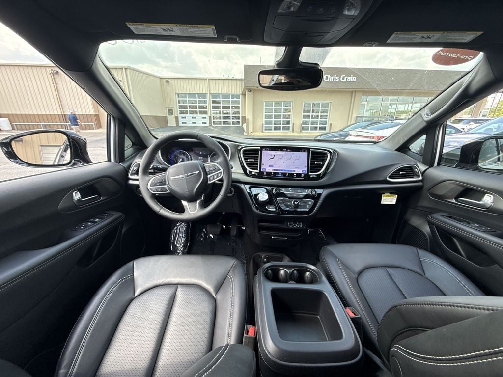 2025 Chrysler Voyager LX