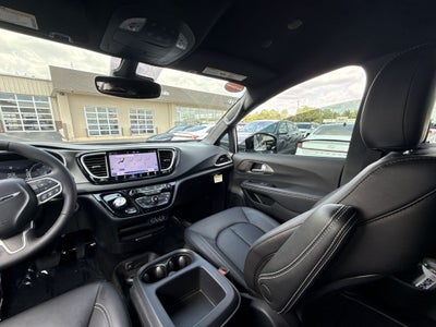 2025 Chrysler Voyager LX