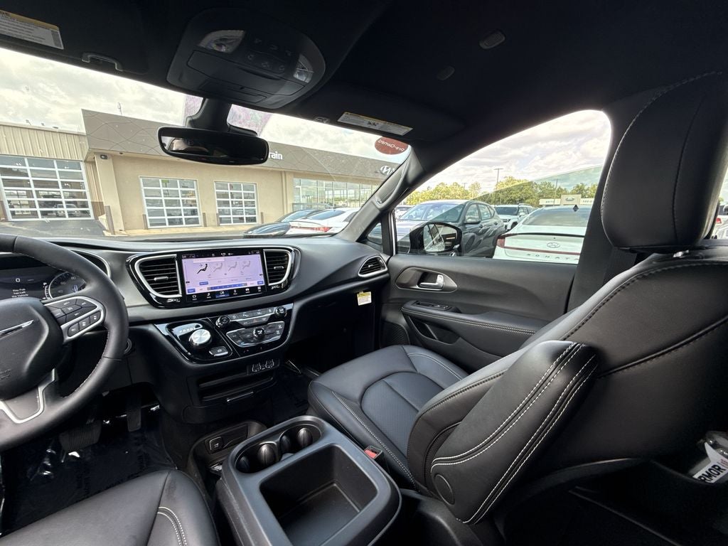 2025 Chrysler Voyager LX