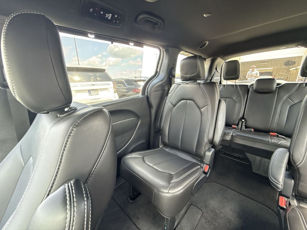 2025 Chrysler Voyager LX