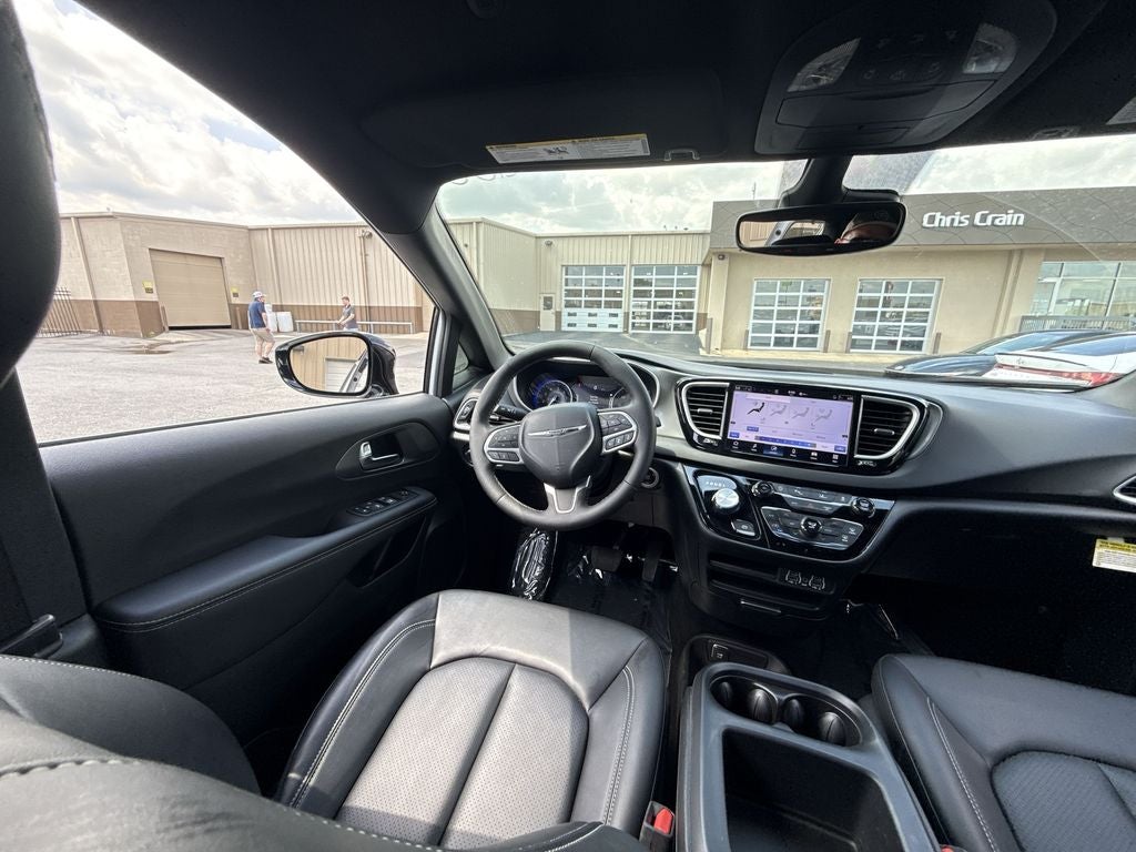2025 Chrysler Voyager LX