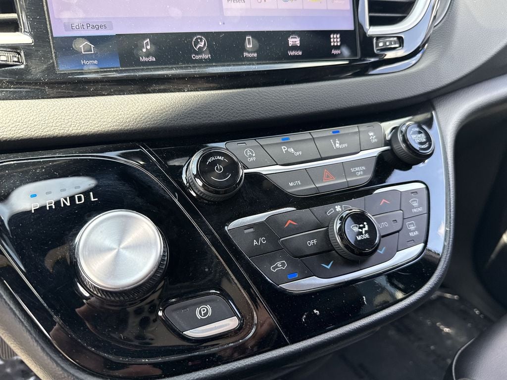2025 Chrysler Voyager LX