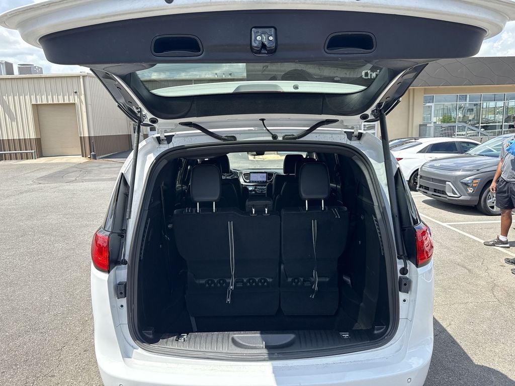 2025 Chrysler Voyager LX